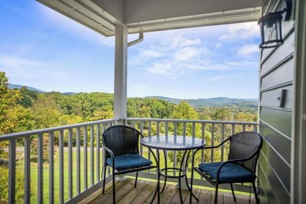 This spacious cottage is located in a private building with its own entrance a few steps from the Main Inn. Features include a private balcony, bedroom with a king-size bed, gas fireplaces, private bathroom with double whirlpool tub and separate show - Lexington - Balcon