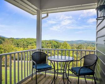 This spacious cottage is located in a private building with its own entrance a few steps from the Main Inn. Features include a private balcony, bedroom with a king-size bed, gas fireplaces, private bathroom with double whirlpool tub and separate show - Lexington - Balcony