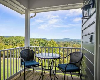 This spacious cottage is located in a private building with its own entrance a few steps from the Main Inn. Features include a private balcony, bedroom with a king-size bed, gas fireplaces, private bathroom with double whirlpool tub and separate show - Lexington - Balcon