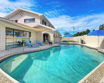 Bribie Beach House with Pool - Walk to Surf & Shops - Woorim - Piscina