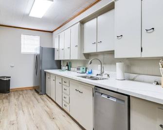 City Walk + Wedding Haven - Abbeville - Kitchen