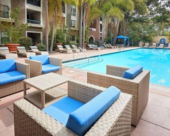 Promenade Rio Vista: 1BR in Mission Valley, San Diego w/ AC & Gym - San Diego - Pool