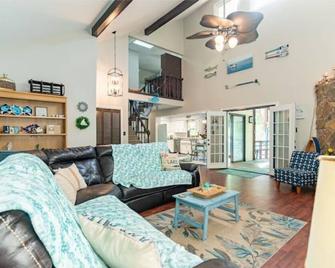 LakingitEz..3BR/2BA amazing sunsets & hot tub - Inman - Living room