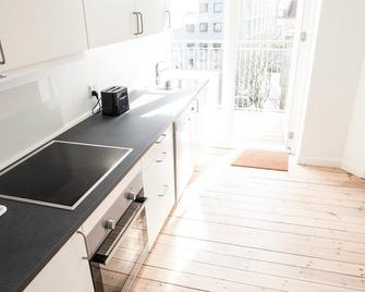 Beautiful 2-bed with large balcony - Copenhagen - Kitchen