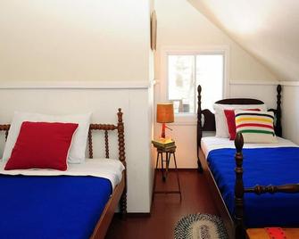 Waterfront! Sleeps six, minutes from Huntsville, sandy beach, rustic charm! - Kearney - Bedroom