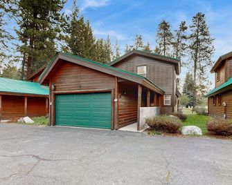 Fabulous McCall townhome with amazing golf course views & luxurious amenities - McCall - Building