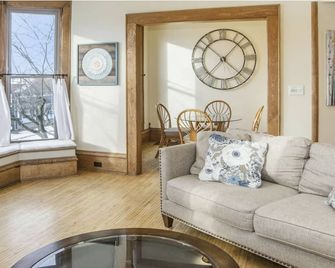 Northern Michigan gem in a beautiful beach town. - Frankfort - Living room
