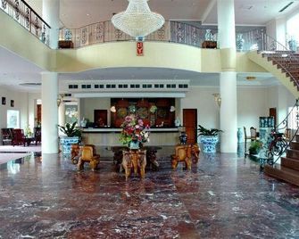 Hotel Grand Tiga Mustika - באליקפאפן - לובי