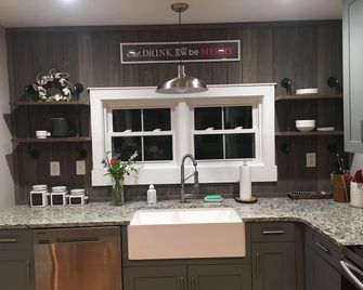 Remodeled Farmhouse 150 acres - Minutes from Escatawha Farms Fly Fishing - Covington - Kitchen