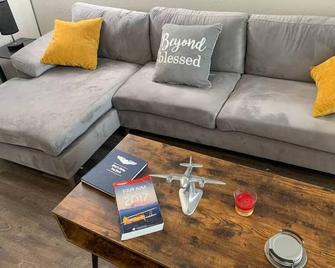 Silver Wings Suite-Heart of Clovis, NM-Perfect Spot! - Clovis - Living room