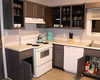 No Stairs Rustic Farmhouse Apt King Beds/Fast Wifi - Oswego - Kitchen
