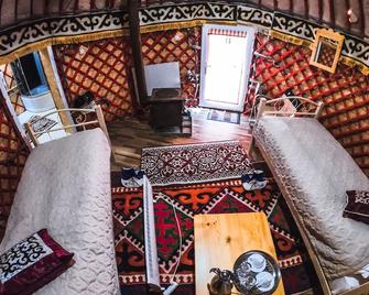 Karkyra Yurt Glamping - Jergalan - Living room