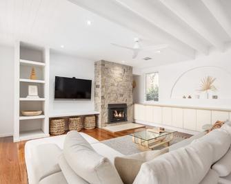 Bask at Green Point - Between the ocean & the lake - Forster - Living room