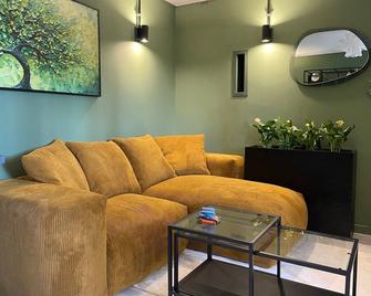 Rushes Lake - a high end one double bedroom boutique style Gite. - Cossé-en-Champagne - Sala de estar
