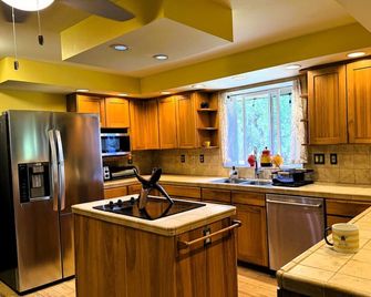 Family House by the Waterfall - Private, Countryside, Waipio, Stream, WiFi, Laundry - Honokaa - Cocina