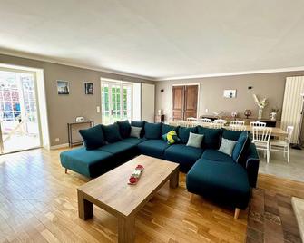 Champagne Therapy Demeure de charme avec piscine et SPA - 7 chambres - Épernay - Living room