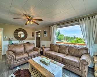 Yellowstone Country Family Home w/ View & Hot Tub - Livingston - Living room