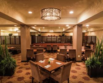 Hilton Garden Inn Saskatoon Downtown - ססקאטון - מסעדה