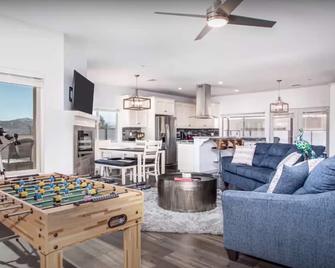 Three Tree Villa W/ Ev Charging - Yucca Valley - Living room