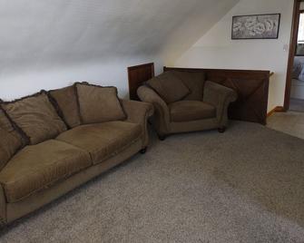 Cozy 1 bedroom apt - Erie - Living room