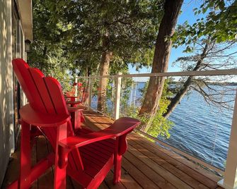 Glamping anyone? Enjoy picturesque sunsets from your own water’s edge deck! - Perth - Balcon