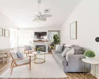 Coastal Chic 3 Bdrm House W/ Brand New Saltwater Pool - Walk To Tennis Garden - Indian Wells - Living room