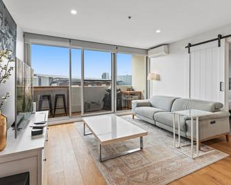 Sleek Kensington 2-Bed With Bbq Area & Gym - Melbourne - Living room