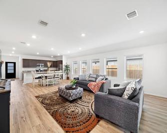 La Marque Spacious 4 Bedroom New home close to I-45 Hwy - La Marque - Living room