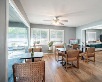 Pullman Garden Inn - Pullman - Living room