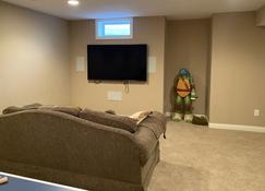 Private basement bedroom with private bathroom, kitchen, and living room with large screen television - マコーズビル - リビングルーム