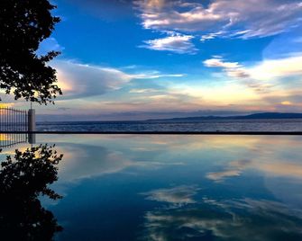 71% Diving Resort - Bacong - Piscina