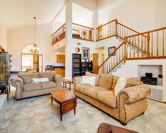 Albuquerque Home with Spacious Yard and Fire Pit! - Alburquerque - Sala de estar