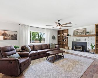 Pistachio Farmhouse Retreat - Near Surf Ranch - Lemoore - Obývací pokoj