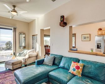 4 Mi to Black Canyon Mtn-View Apt in Montrose! - Montrose - Living room