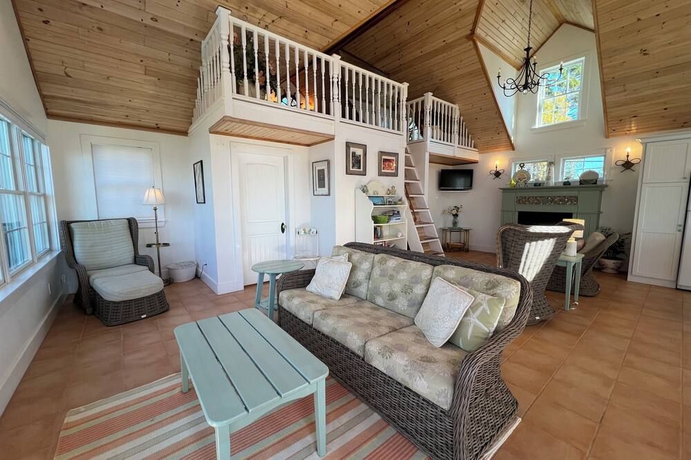 Waterfront cottage situated at the mouth of Mackerel Cove. Amazing sunset views! - Bailey Island - Soggiorno