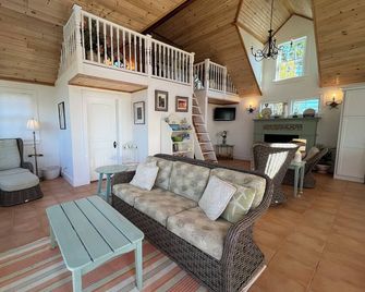 Waterfront cottage situated at the mouth of Mackerel Cove. Amazing sunset views! - Bailey Island - Soggiorno