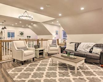 Chic Farmhouse with Creek in Heart of Wine Country! - McMinnville - Living room