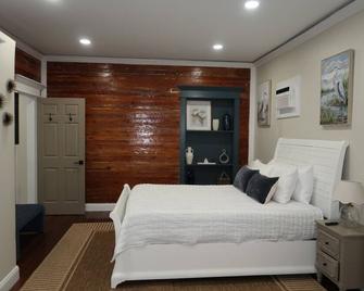 The Elizabeth Suite | 1 bed, 1 bath w/shared pool - Key West - Makuuhuone