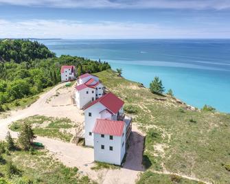 Birch at Lake Bluff Preserve-Spectacular Lake Michigan Views-Sleeps 20 - Frankfort - Edificio