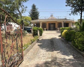 Villa L'Ottagono con cucina parcheggio privato telecamerizzato e wifi - Gioia del Colle - Vista del exterior