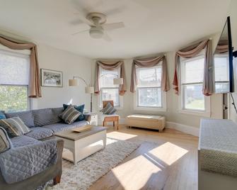 New Bedford Apartment ~ 4 Mi to Fort Phoenix Beach - New Bedford - Living room