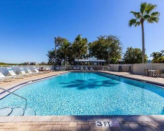 Gorgeous Water Getaway, Totally Renovated For Your Enjoyment - Ruskin - Pool