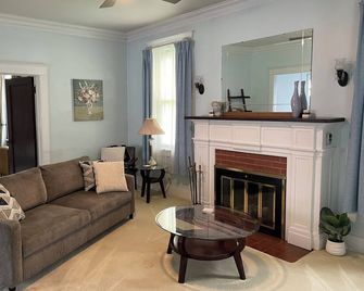 Victorian Townhome with Fenced Yard, Walkable area - Dubois - Huiskamer