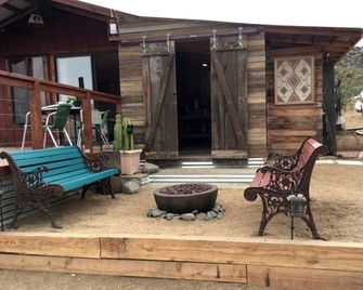Romantic Yucca Valley Cabin with Hot Tub - Yucca Valley - Terasa