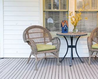 Jude's cozy & convenient downtown studio Apt. - High Point - Patio