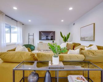 Pickleball Paradise by Rather Be Properties - Mission Viejo - Living room