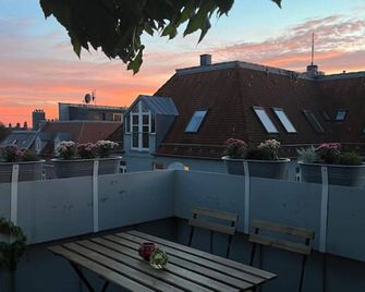 Rooftop Arts&Crafts Apartment, zentral und ruhig, 3 Dachterrassen - Augsbourg - Balcon