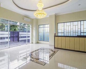 RedDoorz Plus @ Cideng Barat - Jakarta - Lobby