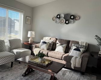 Charming 3-bedroom house with WiFi and AC in lovely Fargo - Fargo - Living room
