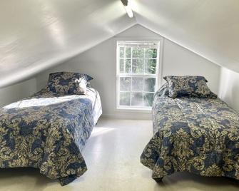 Fishing, Family, Ballgames, Work or Vacation! Cozy Cottage near Grenada Lake - Grenada - Bedroom